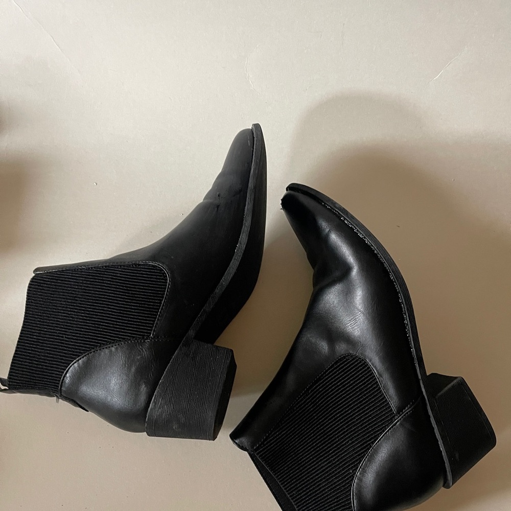 TRUFFLE COLLECTION WOMEN'S BLACK Slip On Block Heeled Ankle Chelsea Boots